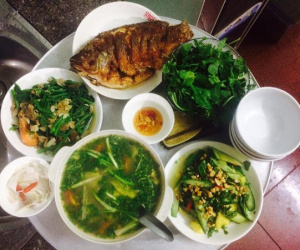 Nghỉ lễ làm mâm cơm đầy ắp món ngon mà chồng chê rồi bỏ đi, mẹ trẻ bất lực thở dài: Chiều chồng khó lắm
