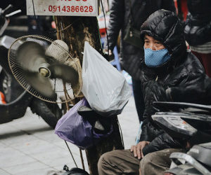 Người lao động 'cắn răng' mưu sinh giữa trời giá rét 11 độ C ở Hà Nội
