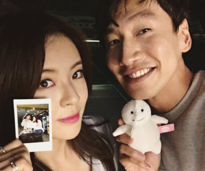 Sao 'Running Man' Lee Kwang Soo công khai bạn gái kém 9 tuổi