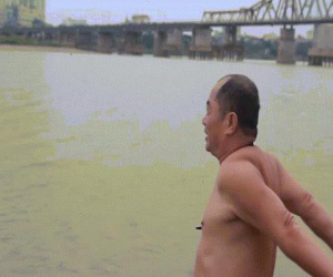 Video: Rét 'cắt da thịt', người Hà Nội vẫn ra sông Hồng tắm 'tất niên'