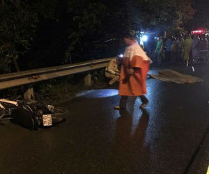 Xe máy văng chục mét sau cú lao vào taluy, 2 thanh niên 23 tuổi chết thảm