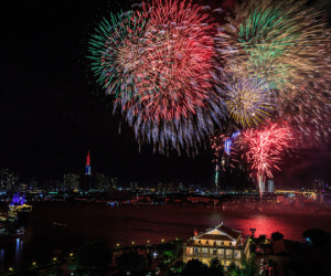 Bầu trời Sài Gòn rực sáng pháo hoa chào năm 2019