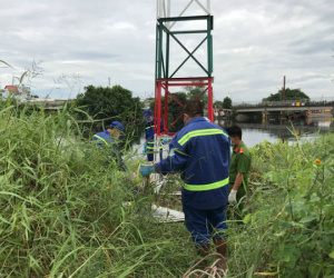 Hốt hoảng phát hiện thi thể nam giới trôi trên sông Vàm Thuật ở Sài Gòn