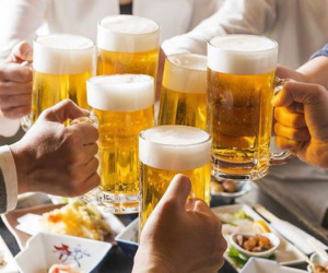 Nên ăn gì trước và trong khi uống rượu bia?