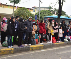 Người dân khăn áo kín mít, tay xách nách mang trở lại Thủ đô sau kỳ nghỉ Tết Dương lịch kéo dài 4 ngày