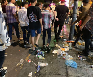 Rác ngập phố đi bộ Nguyễn Huệ sau màn bắn pháo hoa chào năm mới 2019