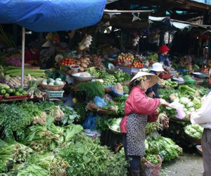 Thịt lợn, rau xanh chợ Hà Nội tăng giá chóng mặt vì mưa rét