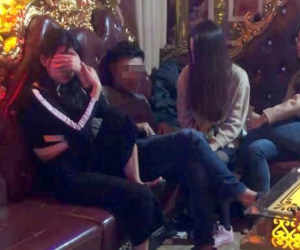 6 cô gái 'bay lắc' trong quán karaoke sau tiệc tất niên