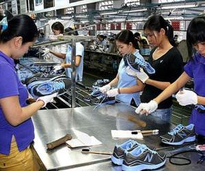 Khoảng 1 tỉ đôi giày được làm tại Việt Nam với giá 15 USD/đôi