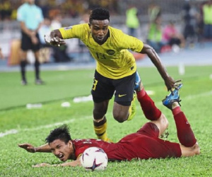 Phàn nàn với trọng tài về bàn thắng của Anh Đức, cầu thủ Malaysia ngớ người khi nhận án treo giò 4 trận