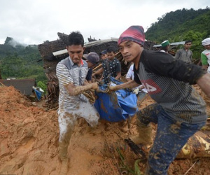 Sạt lở đêm giao thừa ở Indonesia: 9 người chết, hàng chục người mất tích