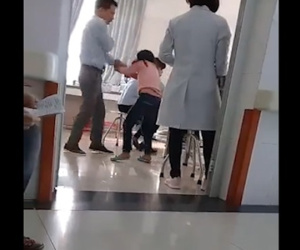 Video: Bé gái bị bố tát liên tiếp vì sợ lấy máu tại bệnh viện Bắc Ninh