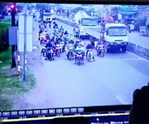 Video: Khoảnh khắc Container lao thẳng vào đoàn người chờ đèn đỏ gây tai nạn kinh hoàng