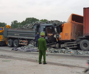 Xe tải chở đá đi sai làn đấu đầu kinh hoàng với xe container
