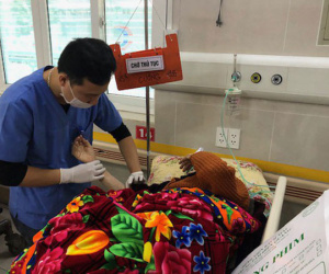Bác sĩ lý giải vì sao không nên cho người đột quỵ trời lạnh uống bất cứ thứ nước gì?