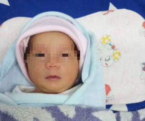 Bé gái xinh như thiên thần bị bỏ rơi trên ghế đá vỉa hè ngày Tết dương lịch