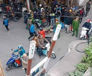 Hà Nội: Người đàn ông mặc áo Grab đang đi xe máy bất ngờ ngã gục giữa đường, tử vong tại chỗ