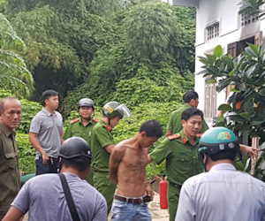 Thanh niên ngáo đá ôm bình ga cố thủ sau khi trộm xe máy