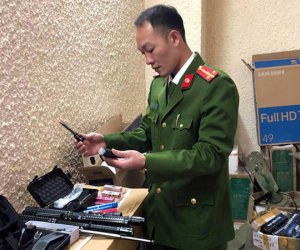 Cảnh sát đột kích căn hộ của 9X buôn súng điện, bình hơi cay