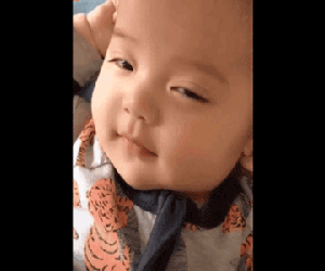 Gà gật buồn ngủ nhưng vẫn cố cười 'thả thính', cậu bé khiến dân mạng tự nguyện 'đổ' vì quá đáng yêu