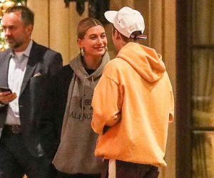Justin Bieber bỗng nổi hứng ca hát tặng vợ trên phố, khiến Hailey ngượng ngùng đỏ cả mặt