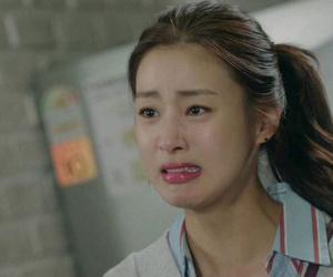 Mẹ đẻ lên thăm con gái mang cho chùm ổi quê, mẹ chồng bĩu môi nói 1 câu khiến nàng dâu rớt nước mắt
