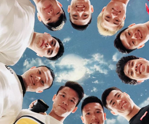 Quế Ngọc Hải đăng ảnh hậu trường bức ảnh đẹp như poster phim: Thì ra các cầu thủ cũng vất vả 'sống ảo' như ai