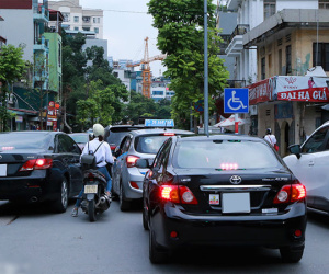 Tài xế Việt dùng đèn cảnh báo nguy hiểm 'vô tội vạ'