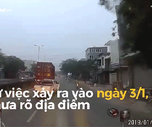 Video: Tài xế bán tải vượt ẩu khiến xe loạng choạng đâm vào gốc cây