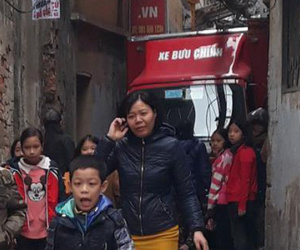 Xe bưu chính kẹt cứng trong ngõ - hình ảnh dở khóc dở cười đang gây xôn xao trên MXH