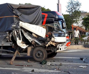 Lại xảy ra vụ tông xe khi dừng đèn đỏ, 6 người bị thương