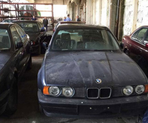 Lô xe BMW chưa từng lăn bánh bị bỏ hoang 25 năm