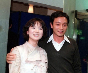 Loạt ảnh đáng giá ngàn vàng của sao Hoa ngữ ngày xưa: Không ngờ Song Hye Kyo là fan ruột của Trương Quốc Vinh