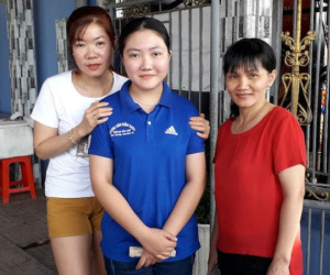 Nữ nhân viên quán cơm trả túi xách có 5.000 USD cho khách