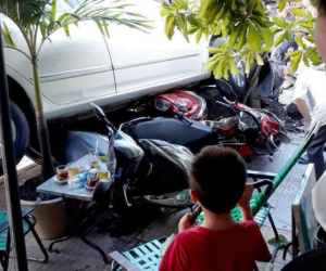 Ô tô lao sang đường cuốn hàng loạt xe máy, nữ tài xế bình tĩnh xuống xe bỏ vào trong nhà không nói tiếng nào