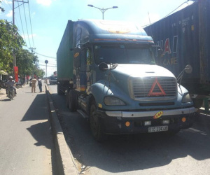 Tông trúng dải phân cách, thanh niên văng vào gầm container tử vong