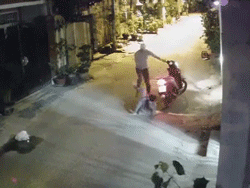 Video: Bị đạp lia lịa giữa ngõ vắng, cô gái vội chạy vào nhà dân để trốn