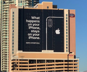 Apple treo biển quảng cáo khổng lồ đá đểu Google, Amazon tại CES