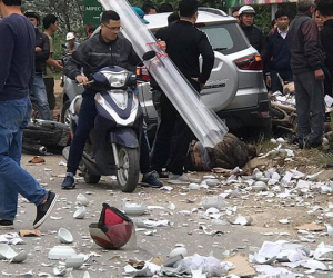 Hà Nội: Ô tô mất lái đâm liên hoàn 1 taxi và 3 xe máy, 2 vợ chồng tử vong thương tâm khi đang trên đường đi ăn cỗ
