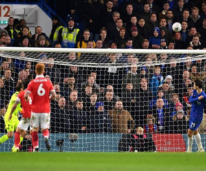 Morata bị chế giễu vì pha dứt điểm vọt xà ở cự ly 2 m