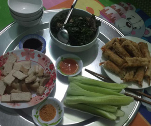 Nhìn mâm cơm nhà người sơ sài mà chồng lại khen, mẹ trẻ 'ngứa mắt' đăng lên mạng hỏi nào ngờ bị mắng te tua