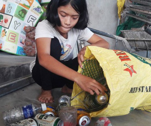 Nữ sinh nghèo đứng cả giờ chờ người đánh rơi túi tiền để trả lại