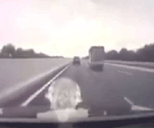 Video Xe tải nổ lốp, đánh võng trước khi lật nghiêng trên cao tốc Hà Nội - Hải Phòng