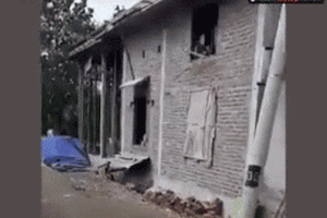 Cả căn nhà sụt lún xuống sông, người đàn ông kêu gào đau thương: 'Nhà anh đi hết rồi'