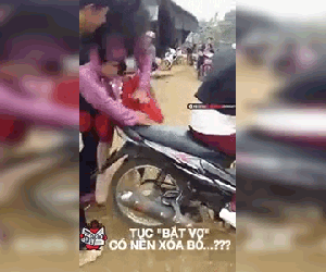 Clip: Cô bé dân tộc gào thét, vùng vẫy thoát khỏi nhóm thanh niên khi bị bắt về làm vợ ở Hòa Bình