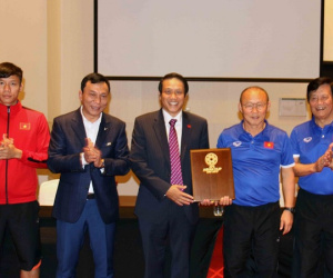 Đại sứ Việt Nam tại UAE tới động viên tinh thần ĐTVN trước ngày ra quân tại Asian Cup 2019
