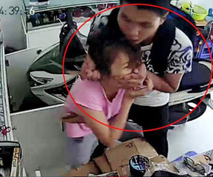 Đang ủi đồ trong phòng ngủ, người phụ nữ bị 2 thanh niên dùng dao khống chế, cướp vàng