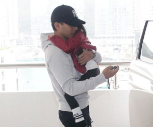 Lưu Khải Uy ôm chặt con gái trước sự săn đuổi của paparazzi, có phản ứng như sau khi bị hỏi dồn về Dương Mịch