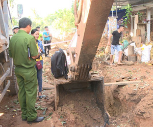Múc đất trúng quả bom, nổ kinh hoàng giữa khu dân cư