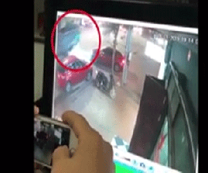 Video: Khoảnh khắc xe tải lao vào nhà dân, xe máy được 'thần may mắn' gọi tên trong tích tắc